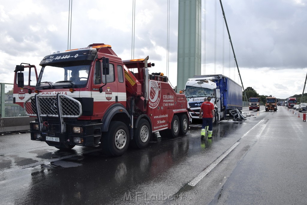 Schwerer LKW VU PKlemm A 4 Rich Olpe auf der Rodenkirchener Bruecke P377.JPG - Miklos Laubert